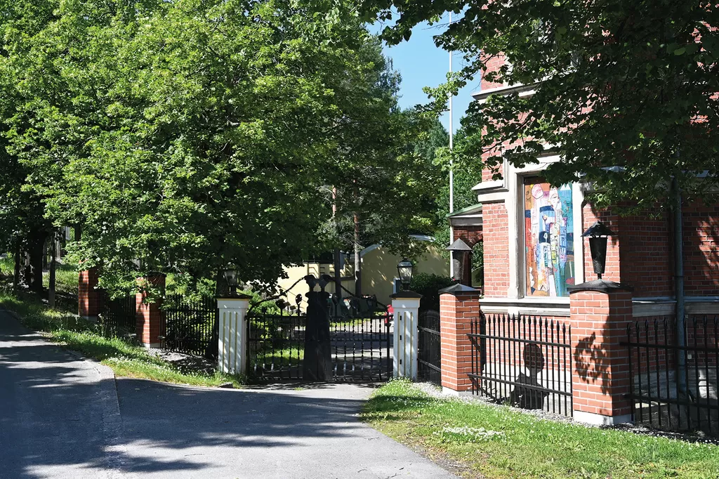 Soile Yli-Mäyryn Taidelinnan kesken jäänyt aita saattaa hyvällä onnella valmistua tänä vuonna.